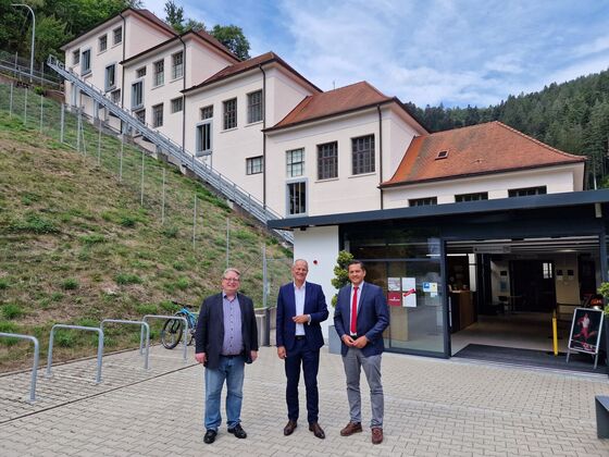 Mirko Witkowski (von links), Matthias Stotz und Johannes Fechner vor dem Terrassenbau der Uhrenfabrik Junghans.