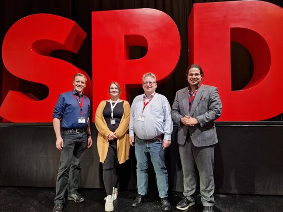 Der SPD-Kreisverband beim Landesparteitag (vl): Sebastian Holzhauer, Melissa Burkhard, Mirko Witkowski, Ali Zarabi.