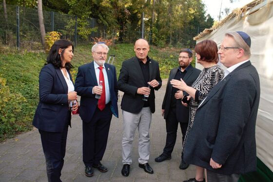 Derya Türk-Nachbaur (v.l.), Arved Sassnick, Daniel Born, Anton Graf, Tatjana Malafy und Mirko Witkowski. Foto: Eichler