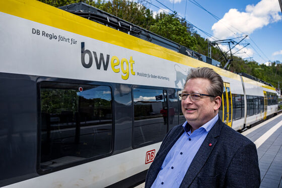 SPD-Kreisvorsitzender Mirko Witkowski fordert eine Aufwertung der Gäubahn. Das Foto ist am Bahnhof in Sulz entstanden.