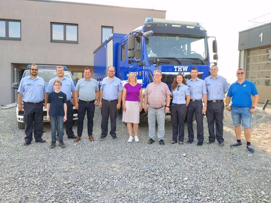 Martin Gerster (vierter von links) informierte sich beim THW Rottweil in Zimmern o.R. über den Fortschritt beim Neubau.